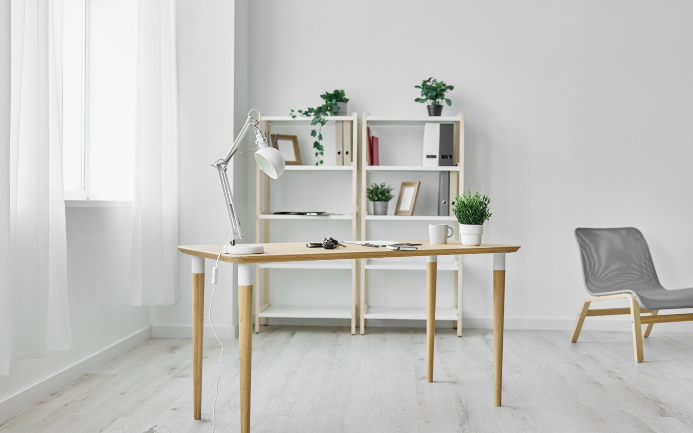 Home office residencial com marcenaria clara
